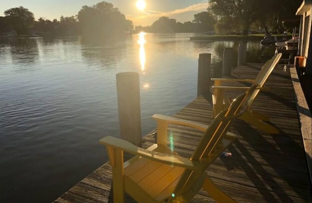 Riverfront Oasis - Hot tub- Seasonal heated pool- Jet skis for rent seasonally
