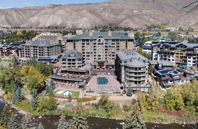 Riverfront Resort & Spa w Gondola | WR421B