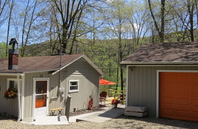 Riverfront Retreat, chalet avec une nouvelle terrasse!
