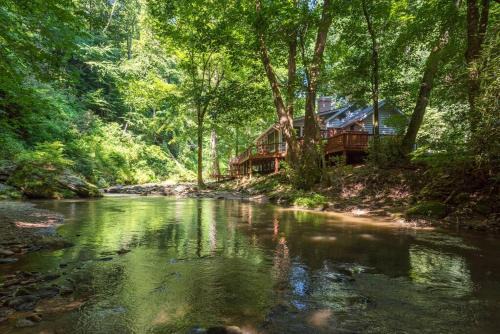 Riverfront Retreat- Pet Friendly- River