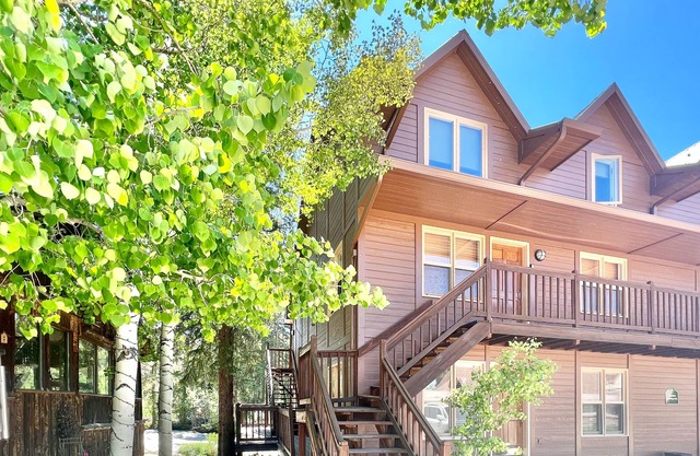 Riverfront retreat with a kitchenette, washer/dryer, & shared patio