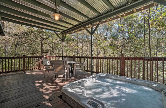 Riverfront Tallulah Falls Cabin w/ Hot Tub!