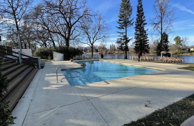 Maison de luxe au bord de la rivière, sortie pratique I-5 670, barbecue à enregistrement automatique, FirePit, piscine