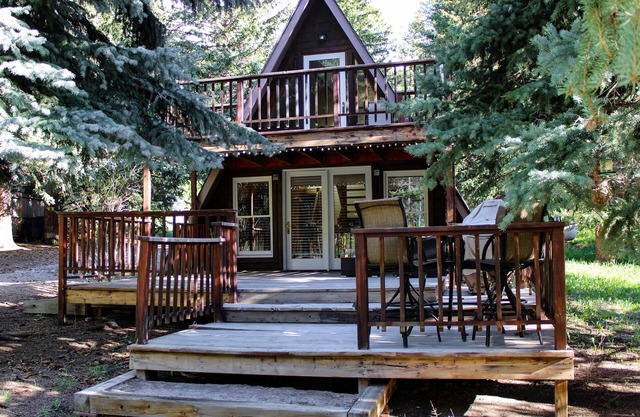 Riverside A-Frame Cabin- Close to RMNP, direct access to the river. Come play!