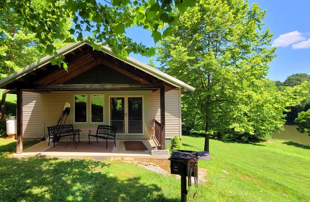 Une cabine romantique au bord de la rivière. Nous acceptons les animaux.