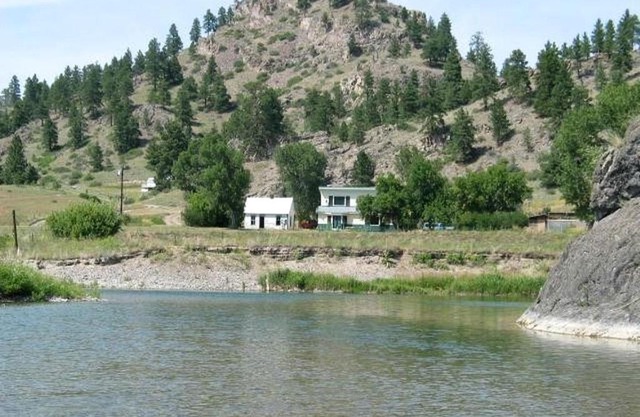 Riverside Cabin with Rare Claw-Foot Bathtub, Montana
