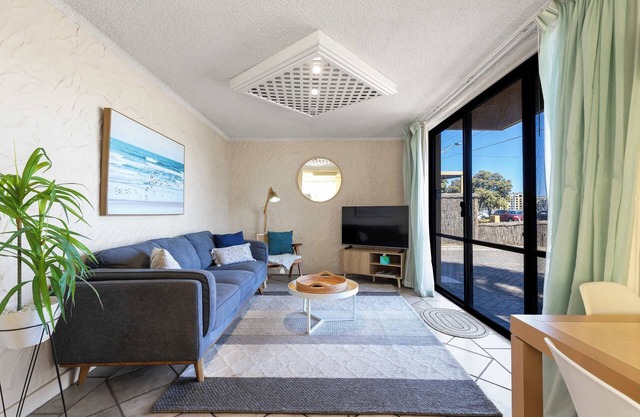 Pet Friendly Riverside Courtyard | Walk to Beach