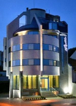 Riverside Family Hotel