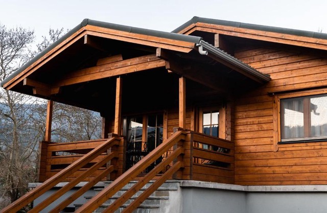 Riverside Forest Retreat-Chalet