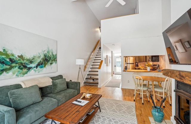 Riverside Getaway: 1 bedroom condo in the heart of Stowe Village!