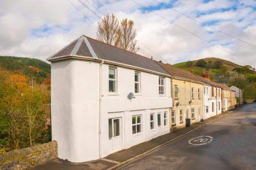 Riverside Great House In The Afan Forest Bike Park By StayStaycations