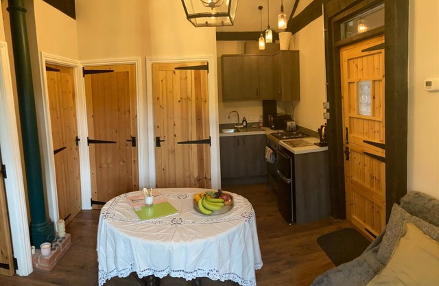 Secluded 2 Bedroom Guesthouse Adjacent to the Riverside