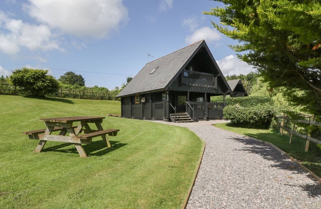 RIVERSIDE LODGE, pet friendly, luxury holiday cottage in Gillingham