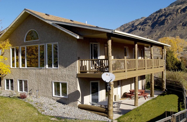 Riverside Lodge - wildlife watching & minutes to Yellowstone Park! 4BR / 3BA