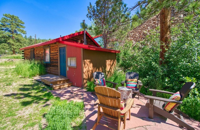 Cozy Mountain Cabin | River Patio & Fireplace