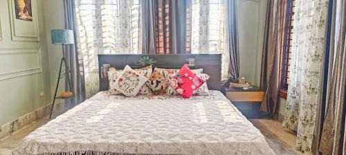 Riverside Palm Luxe 2BHK with AC in both bedrooms near Kamakhya & IHR