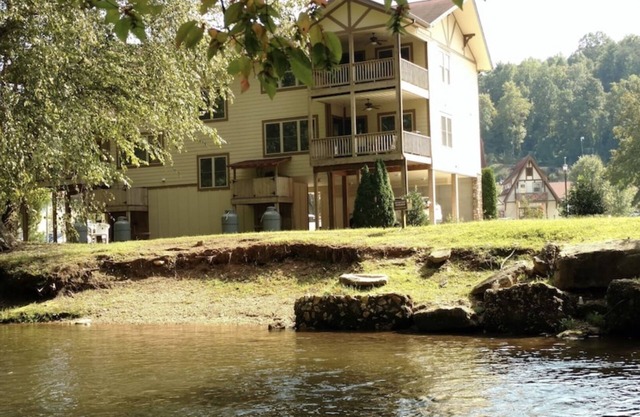 Riverside Relaxation located steps from downtown & overlooking the Chattahoochie