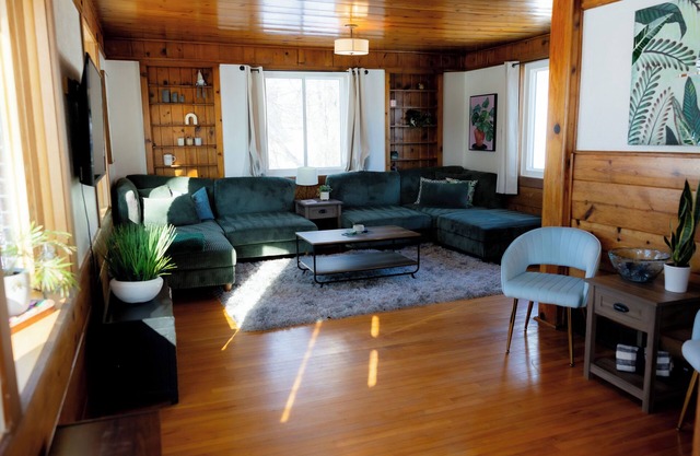 Riverside Retreat with lots of local golf courses, beaches, and restaurants!