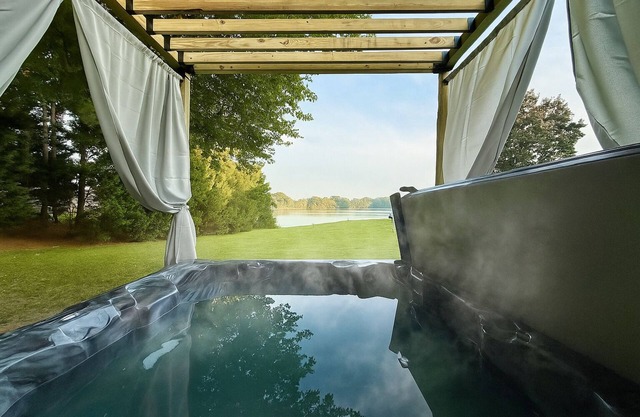 Riverside Retreat/Fire-pit/Oak Tree Dining