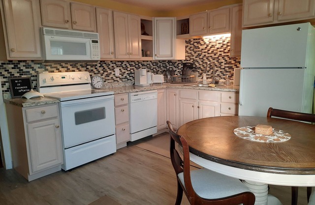 Cozy 2-bedroom Unit with private backyard