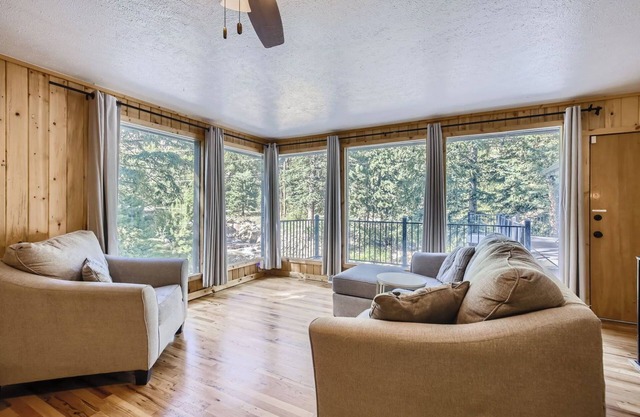 Riverside Retreat with Red Rock Canyon Views and High-Speed Internet