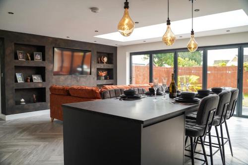 Riverside Stays - Sleeps 9
