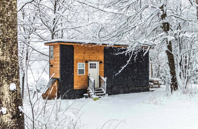 Riverside Tiny House with hot tub near Stowe