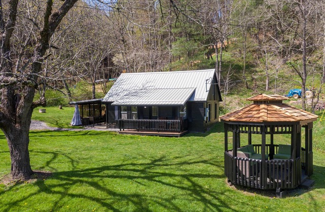 Riversong Cottage - Stay & Play On the New River! Updated Cottage with Hot Tub!