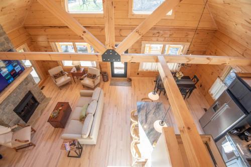 Riverstead Cabin- Riverfront, Wrap Around Porch, Hot Tub & More