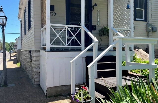 Dufour House/ Downtown Center/ King Bed Sleeps 4