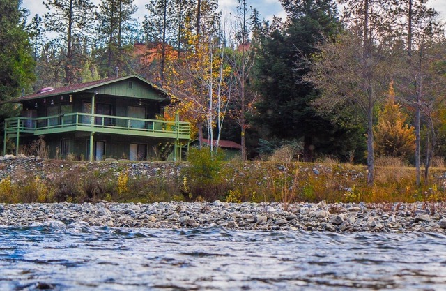 RiverView Cabin à quelques pas de la rivière Trinity et à 10 minutes de Weaverville
