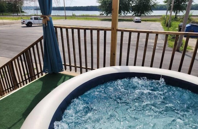 RiverView Lux: 420 Friendly Damage Control, private deck w/ hot tub