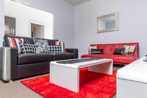 Riverview- Modern 3 Bedroom sleeps 2-8