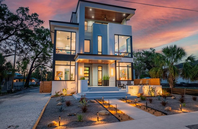 Riverwalk Landing- Brand New Luxury Retreat
