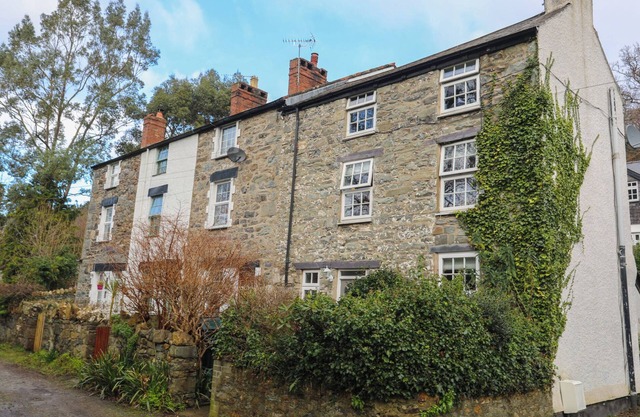 RIVERWASH COTTAGE, pet friendly, with open fire in Dwygyfylchi