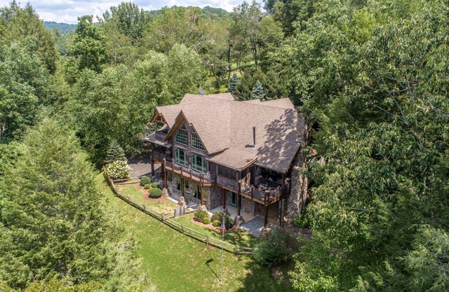 Riverwind Lodge - 3 Acres on the New River!