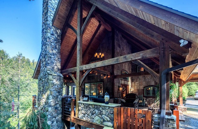 Riverwind Lodge - Luxury Riverfront Lodge - Outdoor/Indoor Fireplaces - Privacy & Views