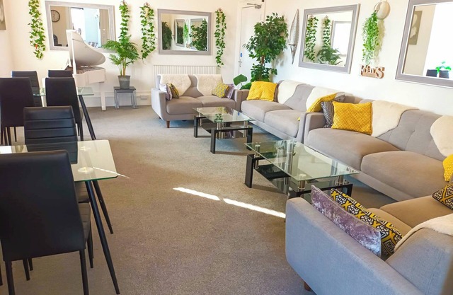Riviera Retreat 10 bed 10 bath Torquay, games room, beach 750m, sleeps 20-24