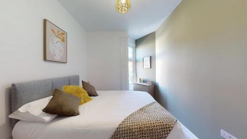 Riya Apartments - 3 Bedroom, 5 beds, 1 Bathroom, Fast Wifi, Sky Sports, Free Parking, 20 PERCENT OFF LONG STAY -See our site for assurance
