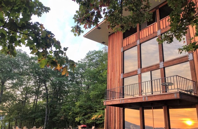 RL Breathtaking views and grand unique style, private mountain retreat. Hot Tub! 4WD recommended!