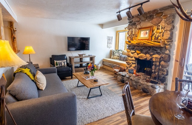 RMR: Condo classique Aspens avec style occidental + activités gratuites!