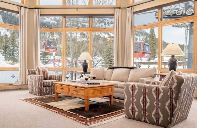 RMR: Condo 2 chambres: situé à la base de la télécabine, bain à remous privé + divertissement gratuit!