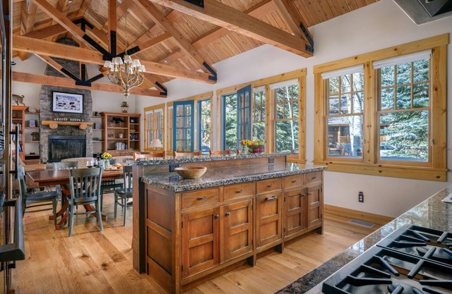 RMR: maison de luxe de 4 chambres à coucher, distance de marche des pistes de ski, bain à remous privé + divertissement gratuit!