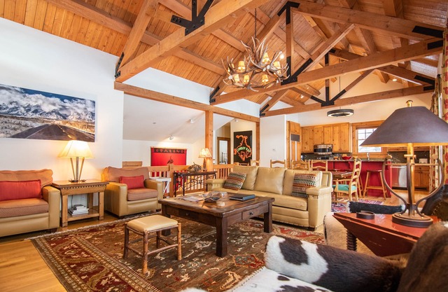RMR: 4 chambres Deluxe House - à pied des pistes de ski et des restaurants! Activités gratuites incluses!
