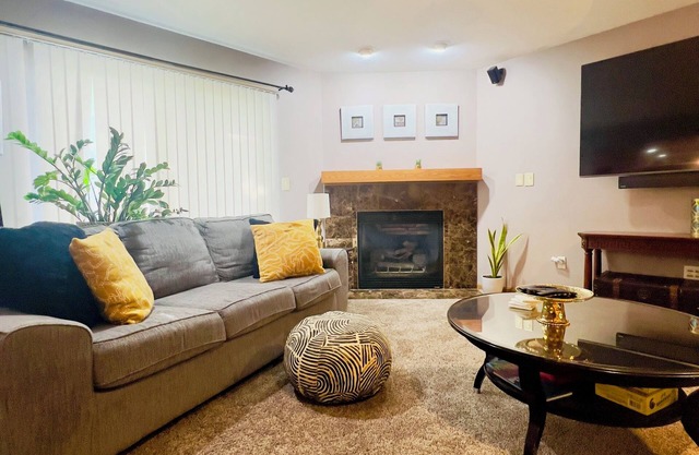 RNC! Delightful 3-bedroom house in Milwaukee with garage and a beautiful yard.