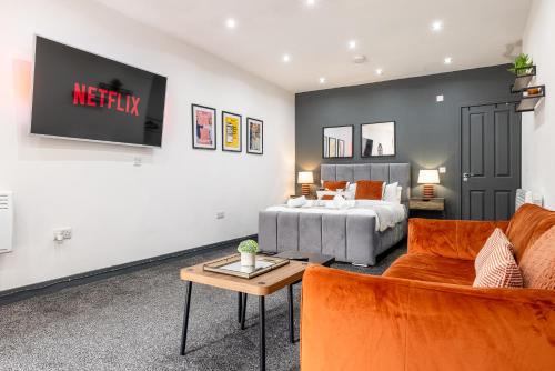 RNM - Business Contractor Ready, Quiet, Private Access & Entire Place, Kitchen & Washroom with amenities, Smart Tv, Easy Access, Fast Starlink WiFi, Parking Nearby