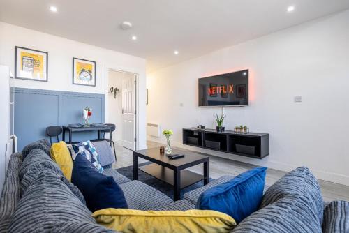 RNM - Business Pro Ready, Private Access Entire Place, Kitchen and bathrooms with all Amenities, Fast WiFi, Smart Tv, Premium Bed, Parking Nearby