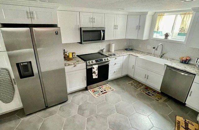 Road to Olympus 4BR House with 2 kitchens, 2 laundries, 2 driveways, 2 entrances