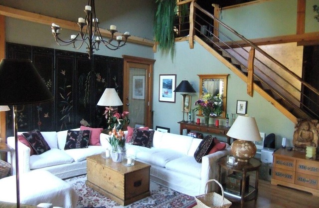 Roberts Creek: Charming 3-bedroom/2 bath post 'n beam steps to Henderson Beach