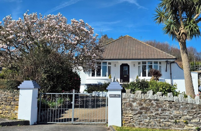 ROBIN HILL, pet friendly, character holiday cottage in St Austell